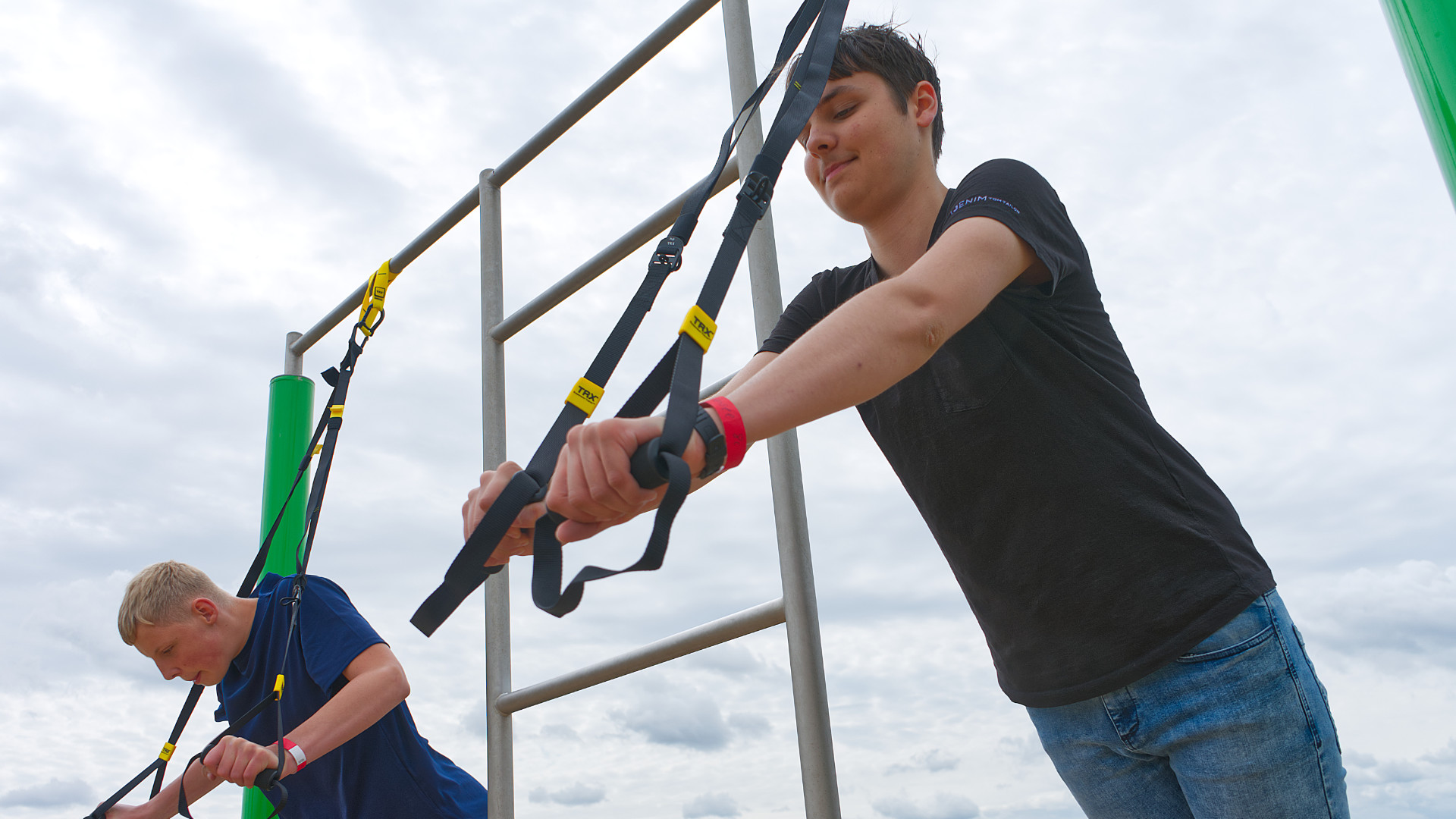 Zwei Schüler, die eine Crossfit-Übung ausführen