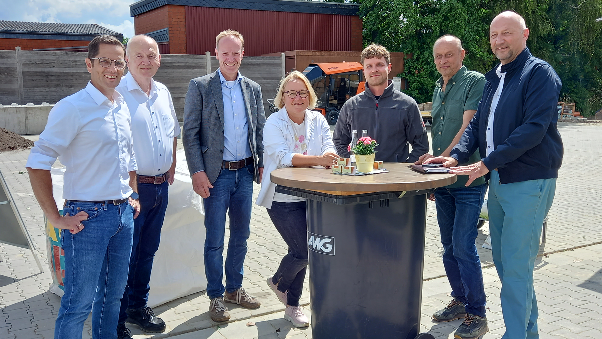 Gruppenfoto auf Neueröffnung