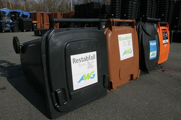 Behälter liegend in Reihe