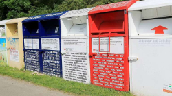 Reihe verschiedener Altkleidercontainern