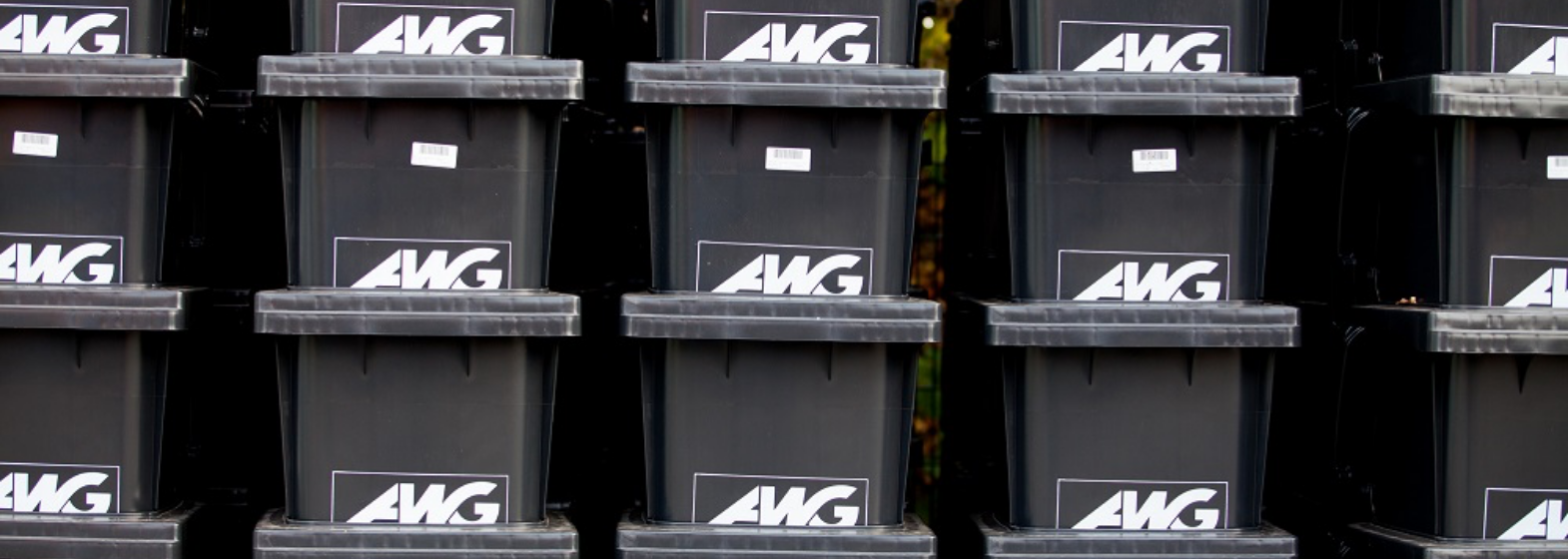 Abfallbehälter gestapelt