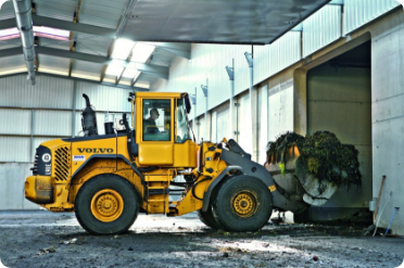 Frontlader transportiert Bioabfall